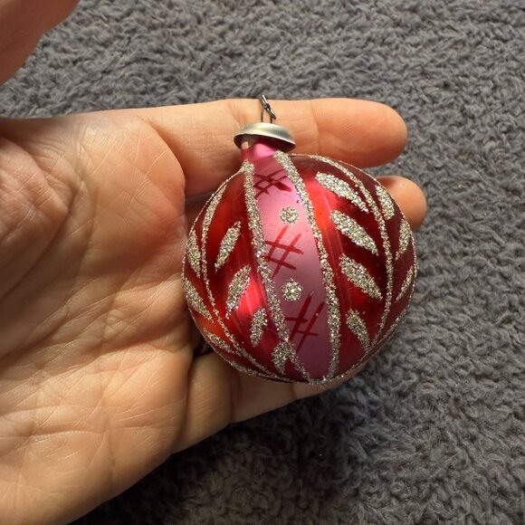 Vintage Glass Christmas Ornaments Set Of 6 Red & Silver Glitter Accents 1 Broken - Picture 9 of 16